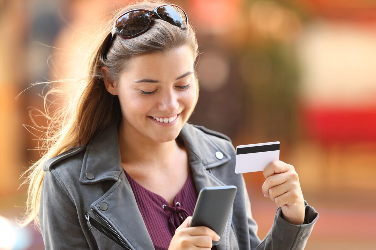 achat en ligne adolescente avec carte bancaire