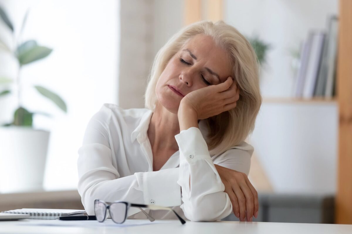 femme assoupie sur son bureau au travail