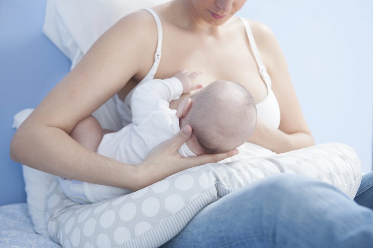 maman allaitant son bébé - quelle contraception