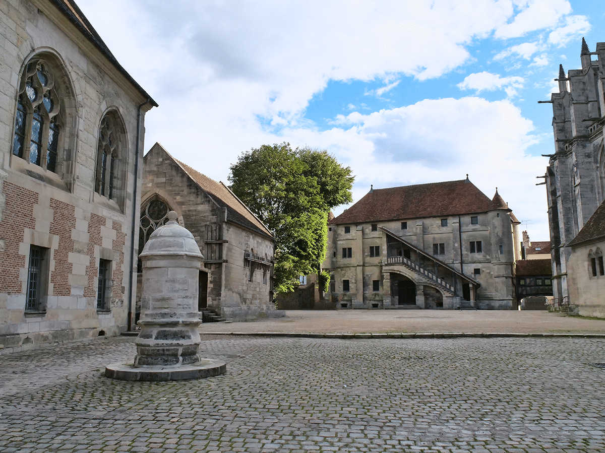 cour de la cité épiscopale de meaux