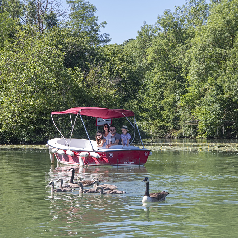 balade en famille en bateau électrique sur la Marne à Meaux