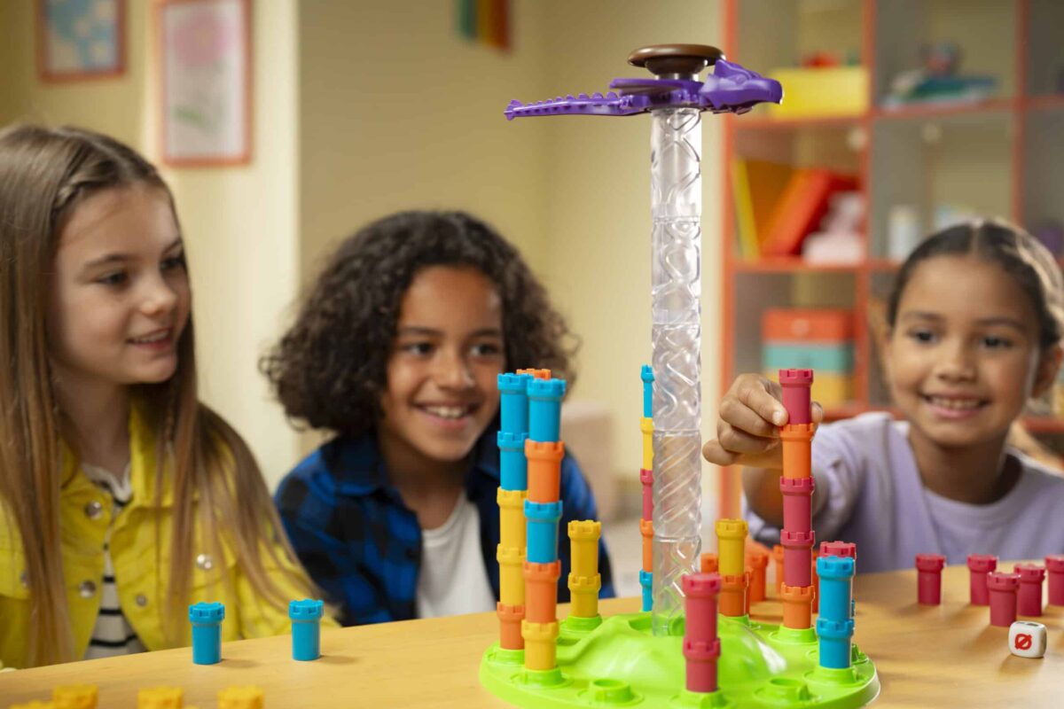 enfants jouant au jeu de société Mission dragon
