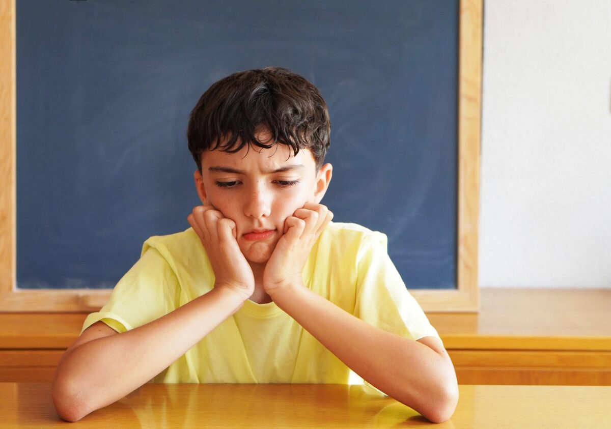 adolescent boudeur qui n'a pas envie de travailler et TDAH