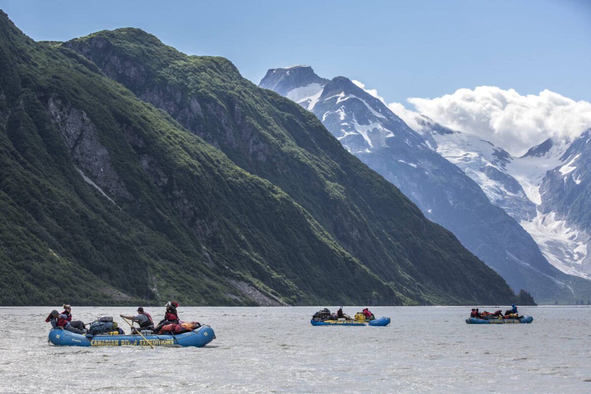 Canoë sur la rivière Tatshenshini en Colombie britannique