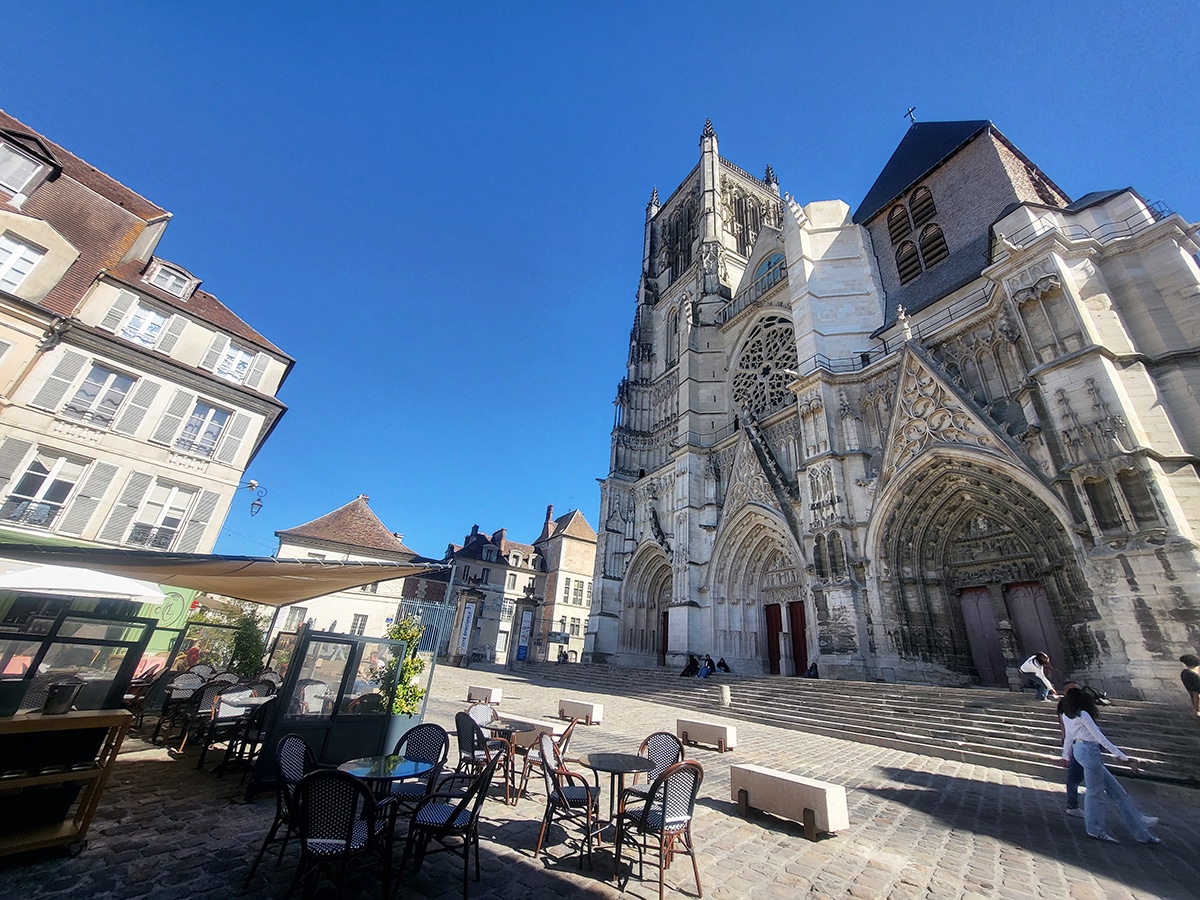 parvis cathédrale de meaux sous le soleil