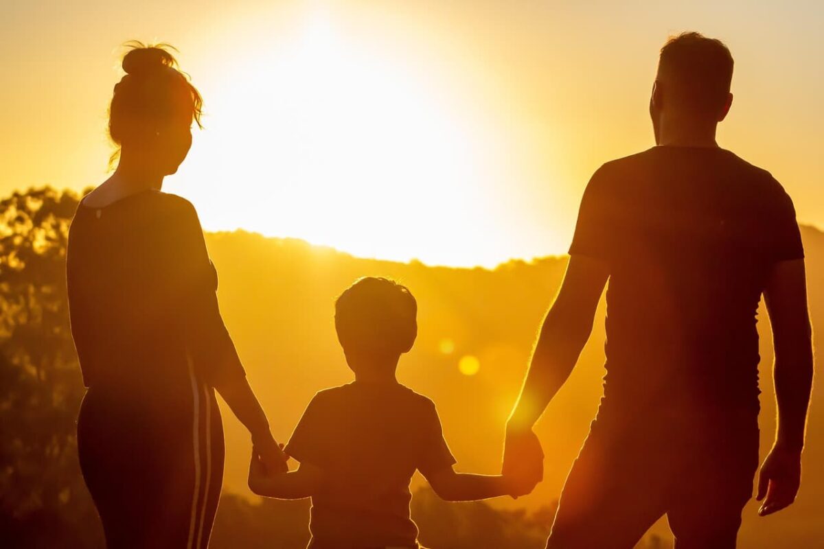 parents donnant la main à un enfant pour former une famille