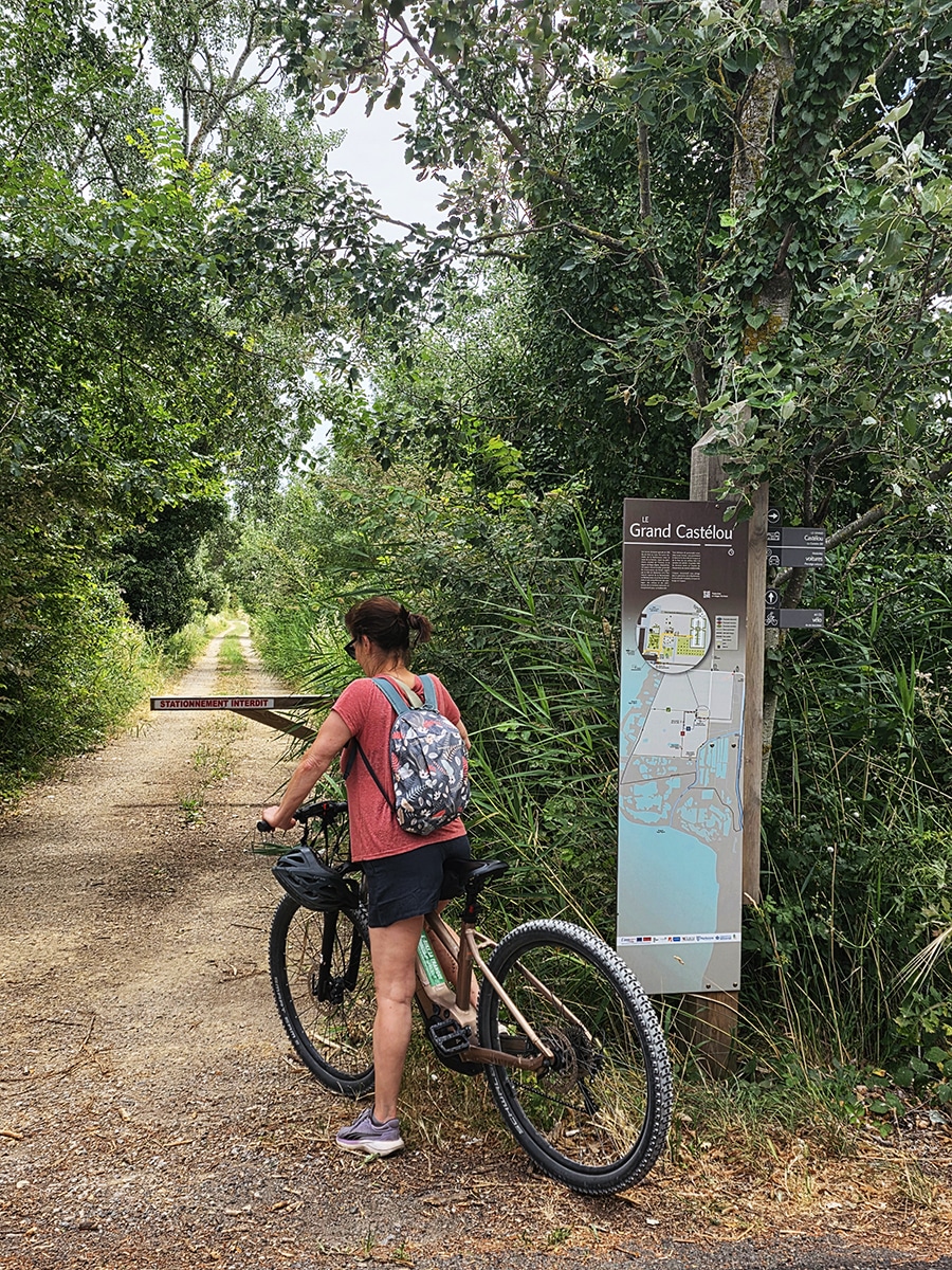 chemin menant au grand castelou à vélo