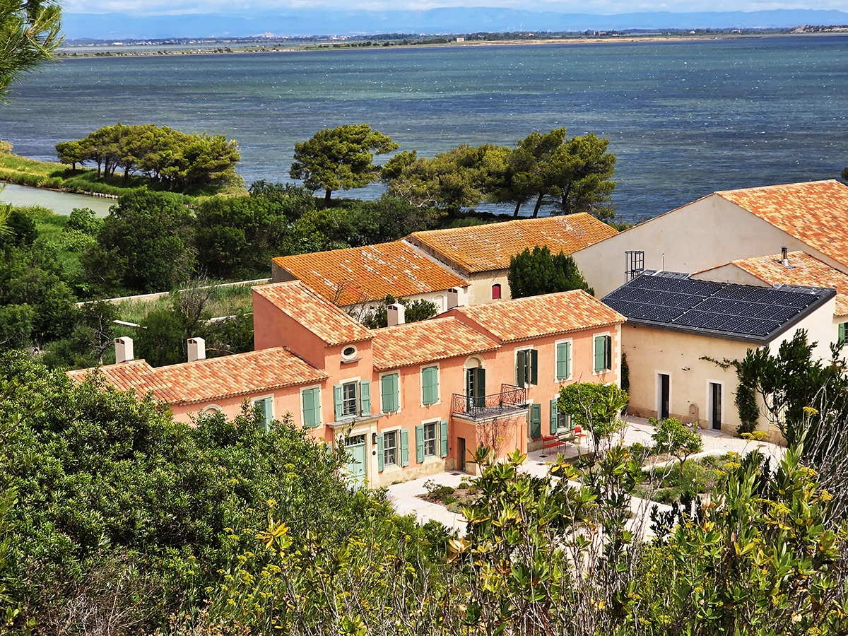 vue panoramique du refuge sainte lucie dans l'aude
