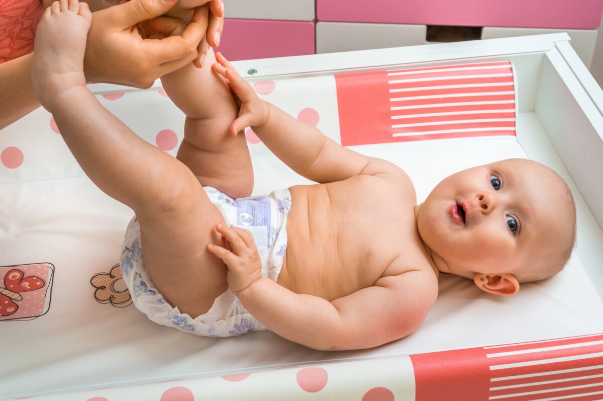 massage bébé sur table a langer