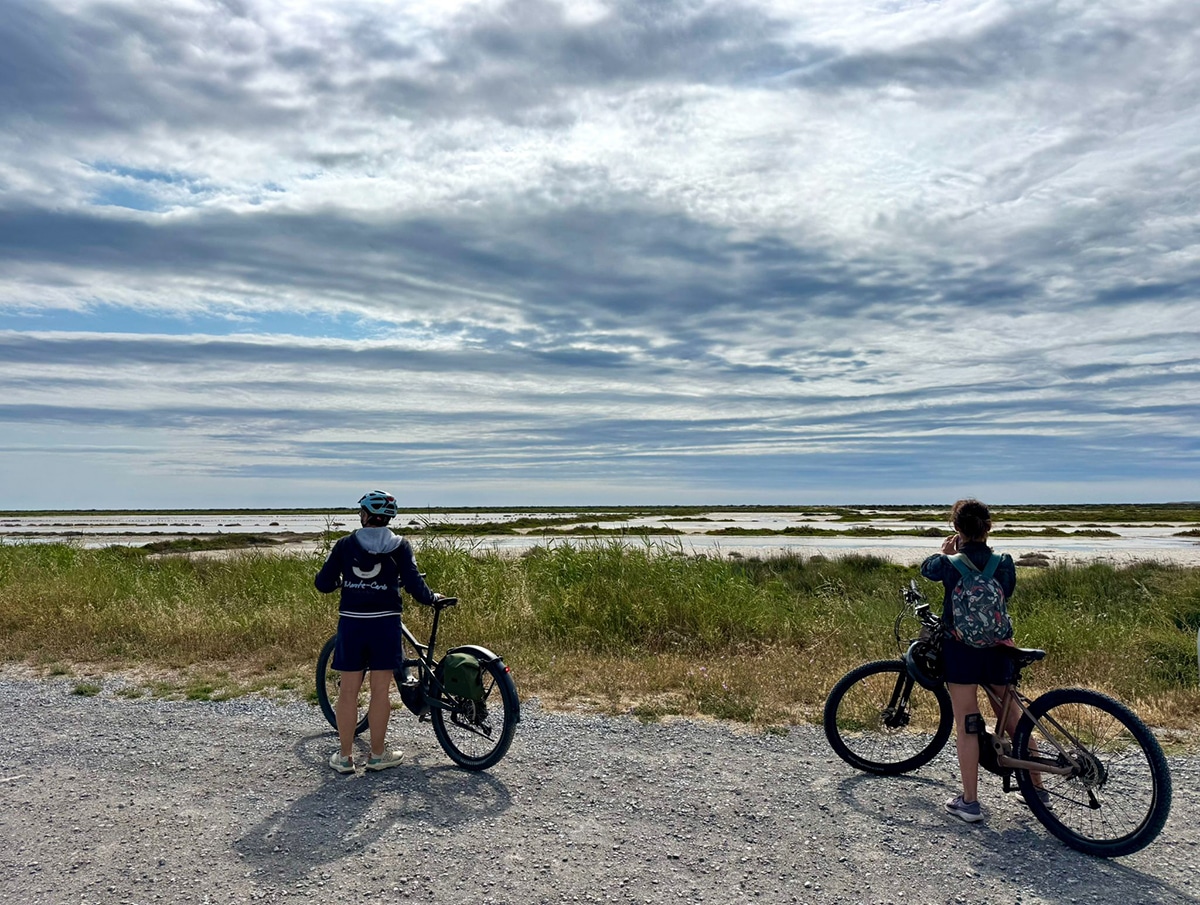 la méditerranée à vélo à travers les marais salants à port la nouvelle