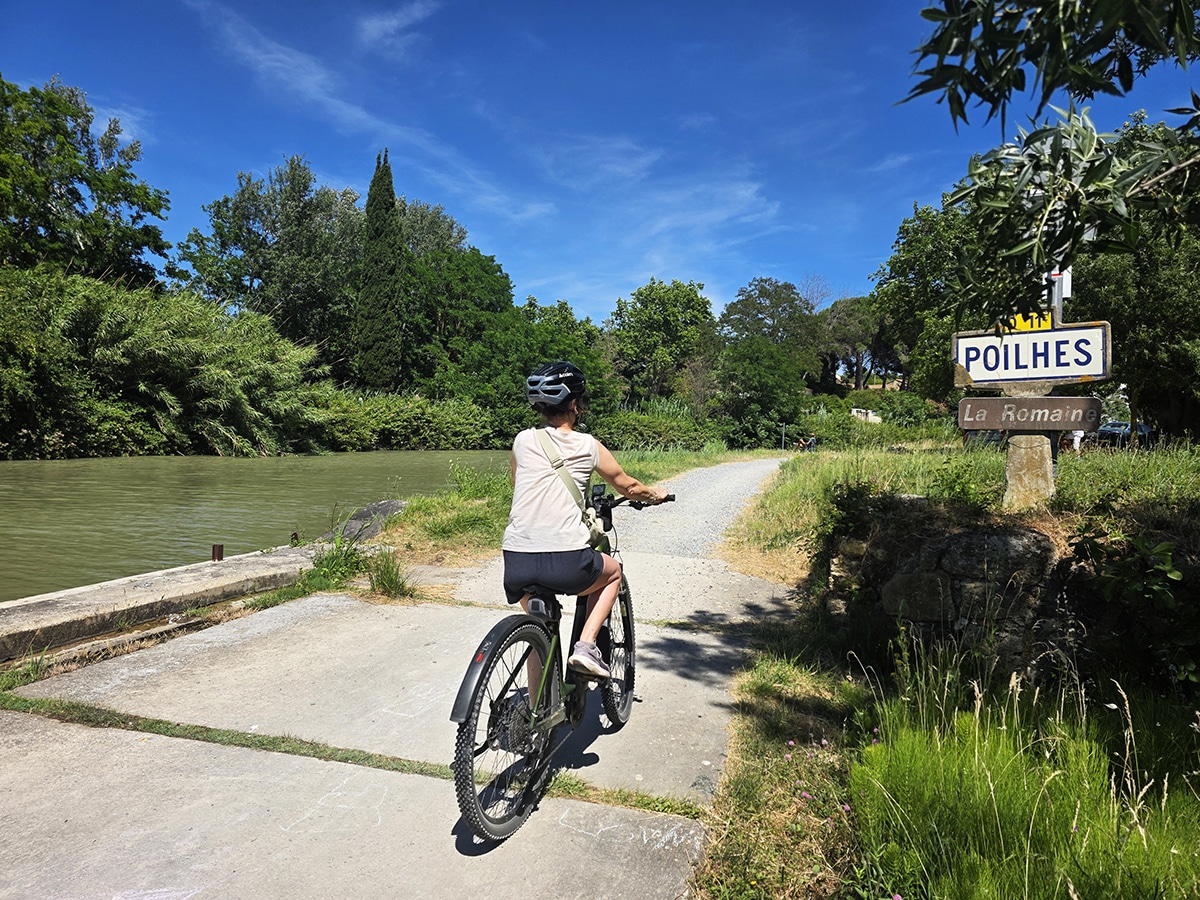 le long du canal du midi à vélo en passant par Poilhes