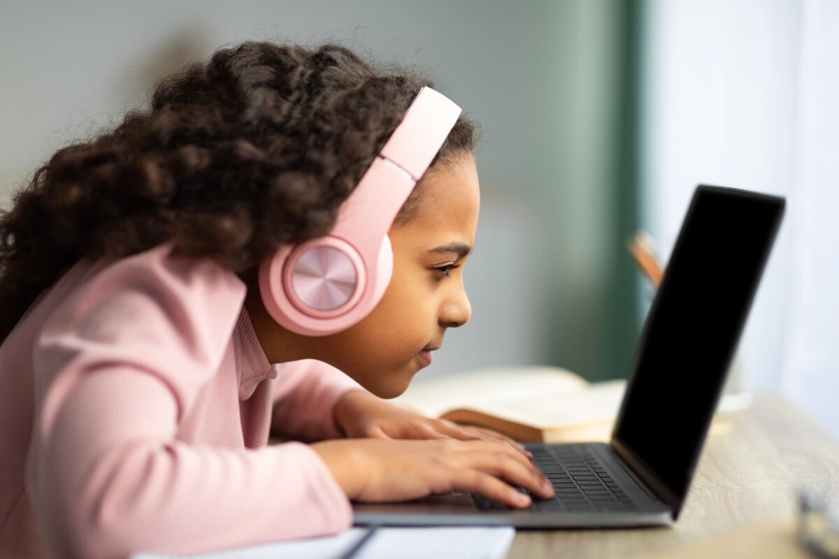 petite fille se rapprochant de l'écran de l'ordinateur pour mieux voir