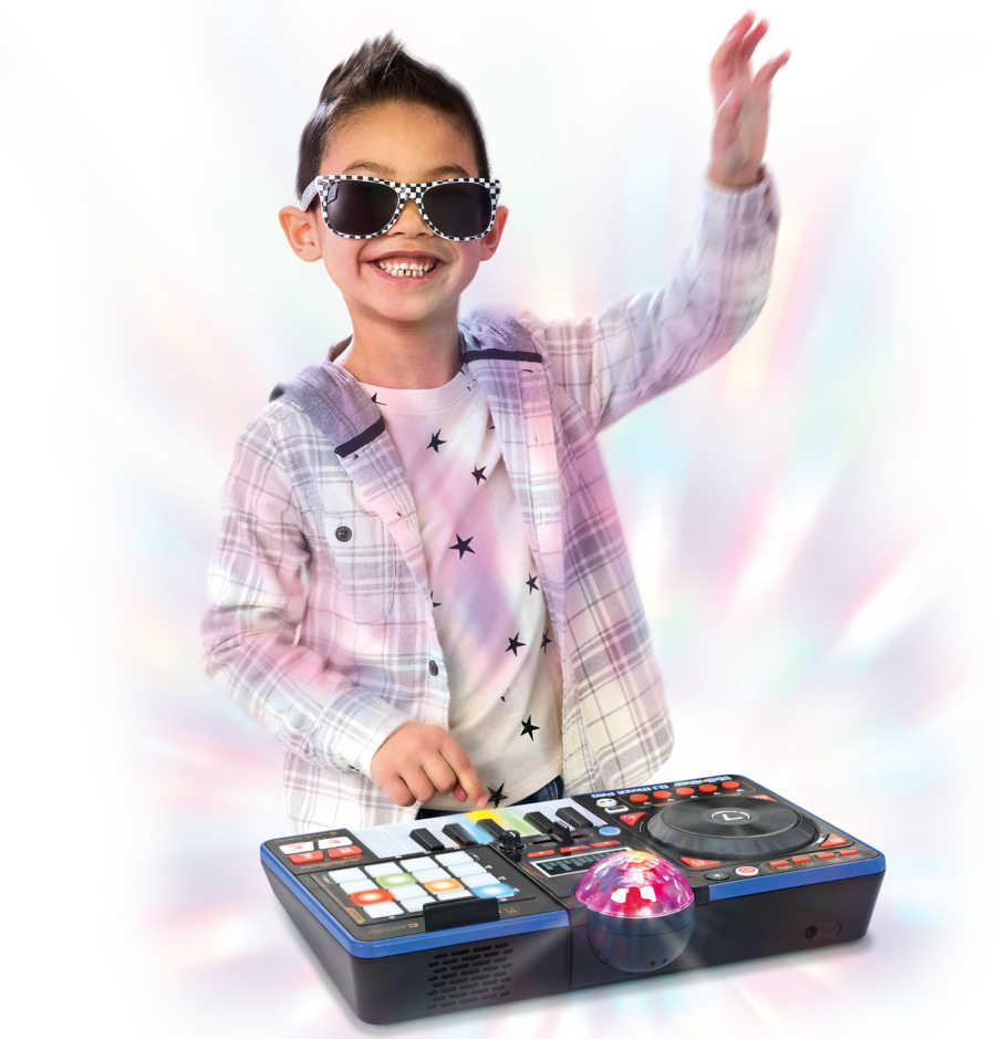 enfant jouant les dj sur la platine vtech